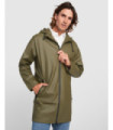 Chubasquero impermeable con capucha fija y detalles a contraste