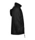 Chubasquero impermeable con capucha ajustable.