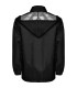 Chubasquero impermeable con capucha ajustable.