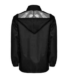 Chubasquero impermeable con capucha ajustable.