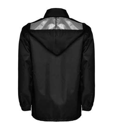 Chubasquero impermeable con capucha ajustable.
